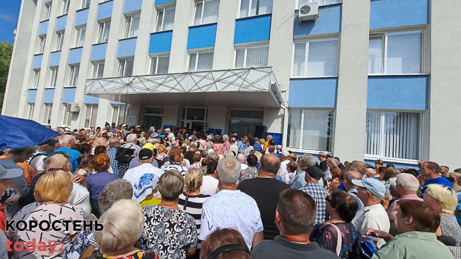 Коростенці вийшли на мітинг біля міської ради проти постанови КМУ про відміну “чорнобильської зони”