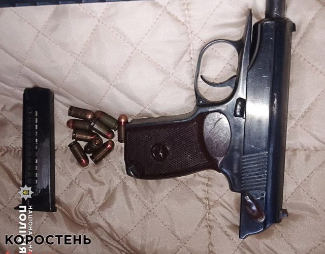 На Коростенщині поліцейські затримали чоловіка, який зберігав вдома зброю (ФОТО)