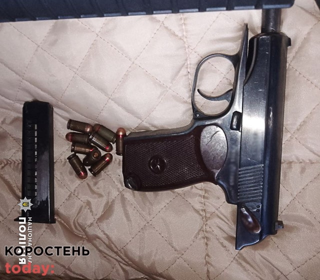 На Коростенщині поліцейські затримали чоловіка, який зберігав вдома зброю (ФОТО)