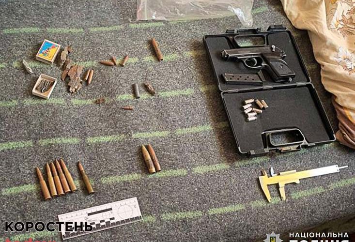 У жителя Малинщини поліцейські вилучили пістолет та кілька набоїв