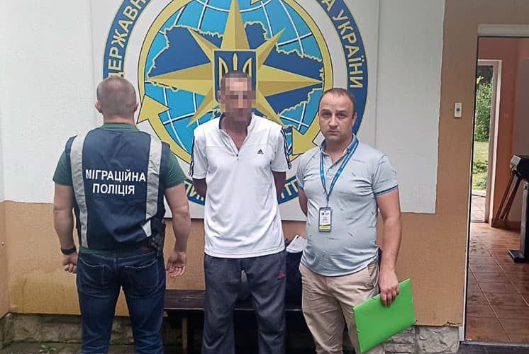 Білоруса та росіянина, які «відсиділи» у колоніях Житомирщини, видворили за територію України