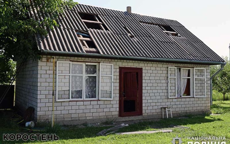 Побиті вікна та дахи – поліцейські документують наслідки ворожого удару в Житомирській області