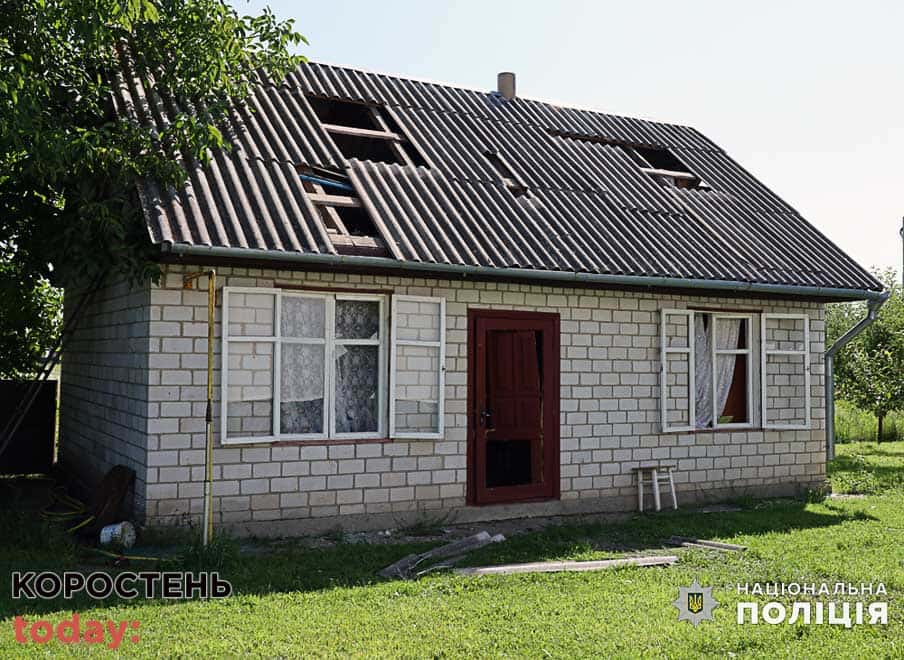 Побиті вікна та дахи – поліцейські документують наслідки ворожого удару в Житомирській області