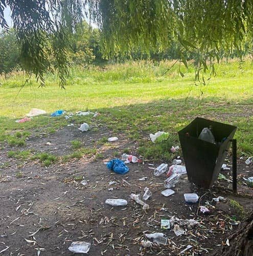 Двоє коростенських підлітків прибирали сміття після “відпочивальників” в районі винзаводу