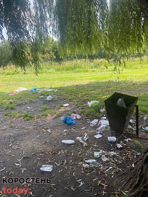 Двоє коростенських підлітків прибирали сміття після “відпочивальників” в районі винзаводу