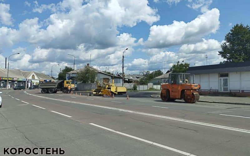 Як комунальники у Малині ремонтують дорогу, зрізають дерева та оновлюють мережі водопостачання (ФОТО)