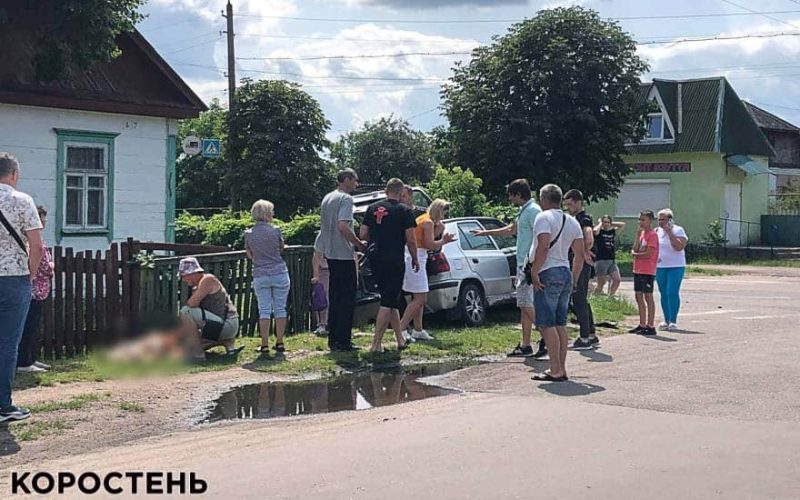 На перехресті в Коростені Skoda від зіткнення з Dodge наїхала на пішоходів: постраждали жінка та двоє дітей
