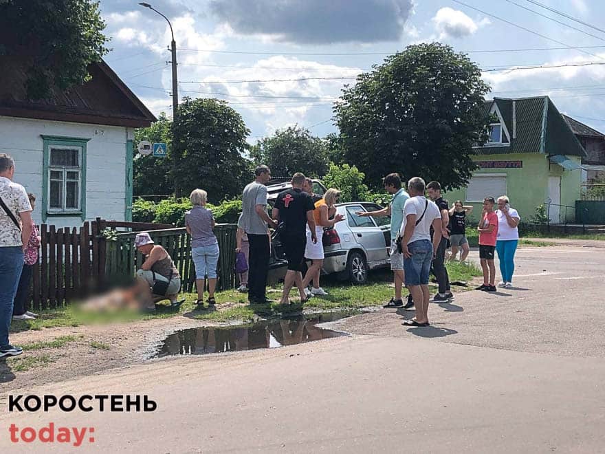 На перехресті в Коростені Skoda від зіткнення з Dodge наїхала на пішоходів: постраждали жінка та двоє дітей