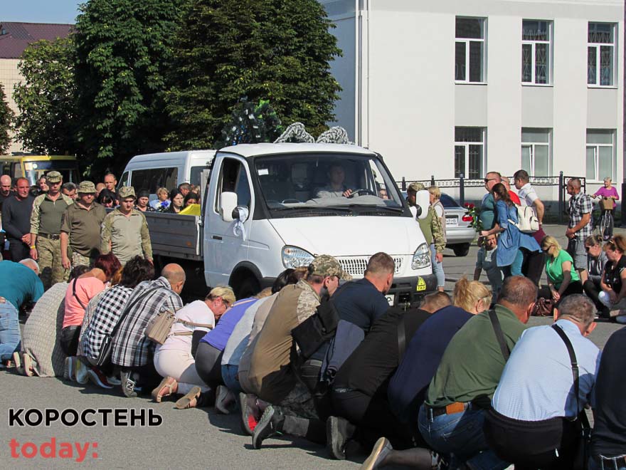 У центрі Малина місцеві жителі прощалися із захисником Володимиром Данищуком