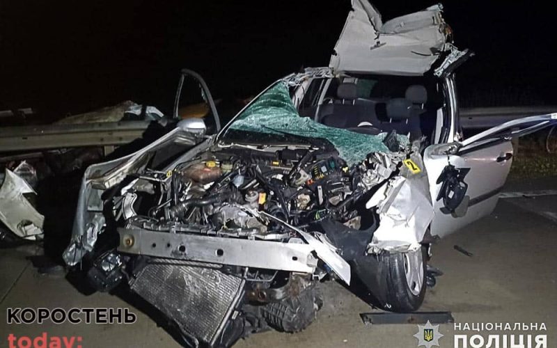 На трасі біля Коростеня Ford врізався у вантажівку та загорівся: водій легковика помер у лікарні
