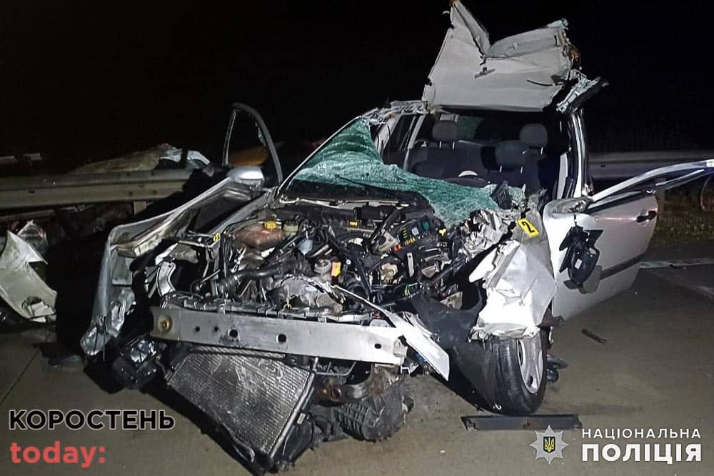 На трасі біля Коростеня Ford врізався у вантажівку та загорівся: водій легковика помер у лікарні