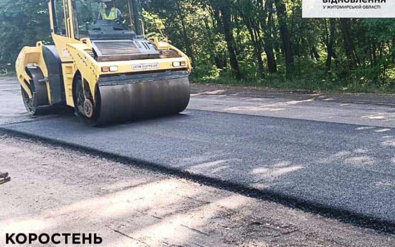 На автотрасі Малин-Кочерів дорожники ліквідовують вибоїни