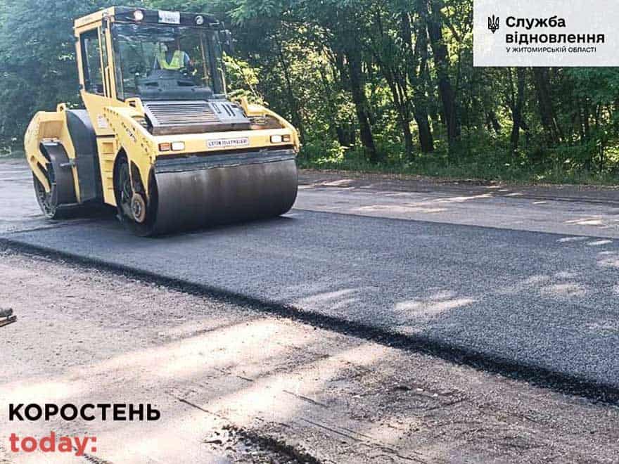 На автотрасі Малин-Кочерів дорожники ліквідовують вибоїни