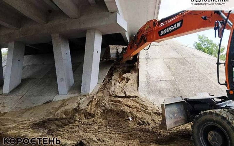 На трасі в Коростенському районі дорожники приводять до належного стану близько десяти мостів
