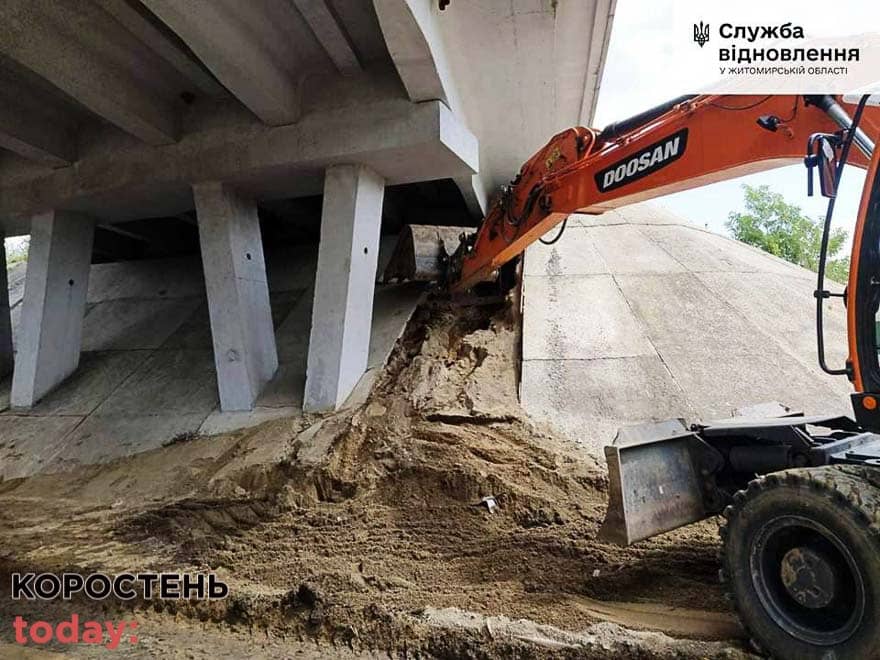 На трасі в Коростенському районі дорожники приводять до належного стану близько десяти мостів