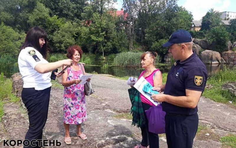 Біля річки в Коростені рятувальники провели рейд: нагадували містянам правила відпочинку біля води