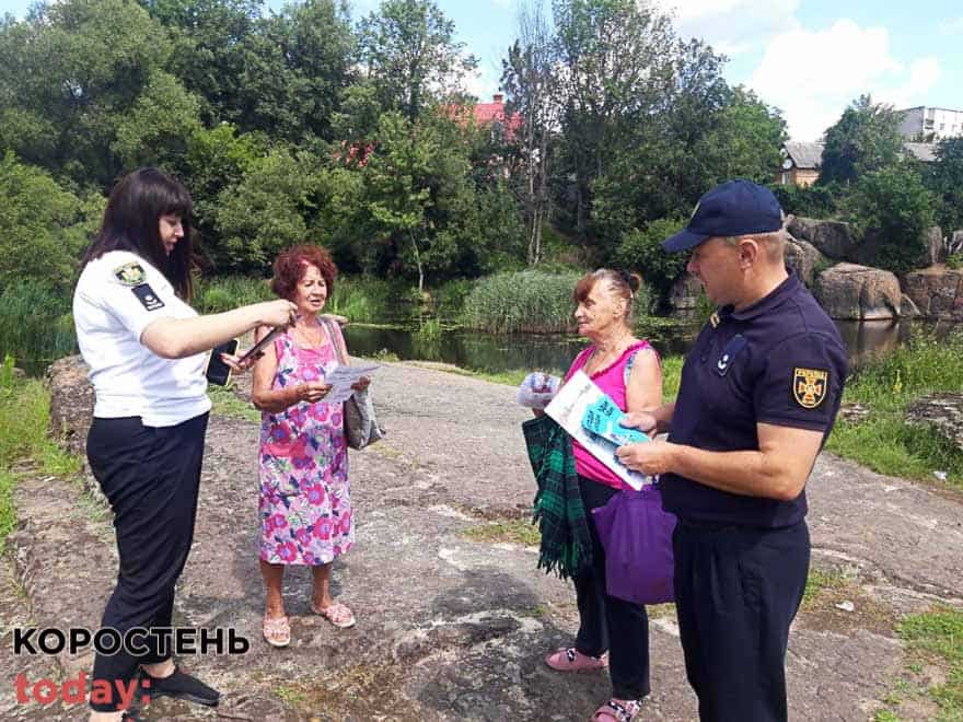 Біля річки в Коростені рятувальники провели рейд: нагадували містянам правила відпочинку біля води