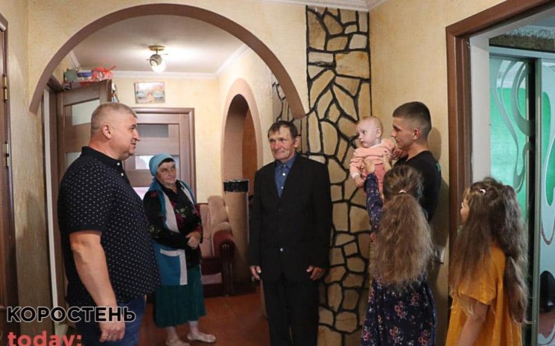 Родині з Олевської громади, чиї батьки підірвались на міні, допомогли відремонтувати частину будинку