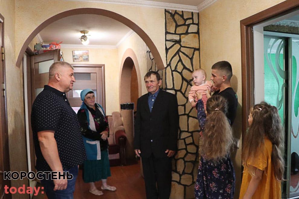 Родині з Олевської громади, чиї батьки підірвались на міні, допомогли відремонтувати частину будинку