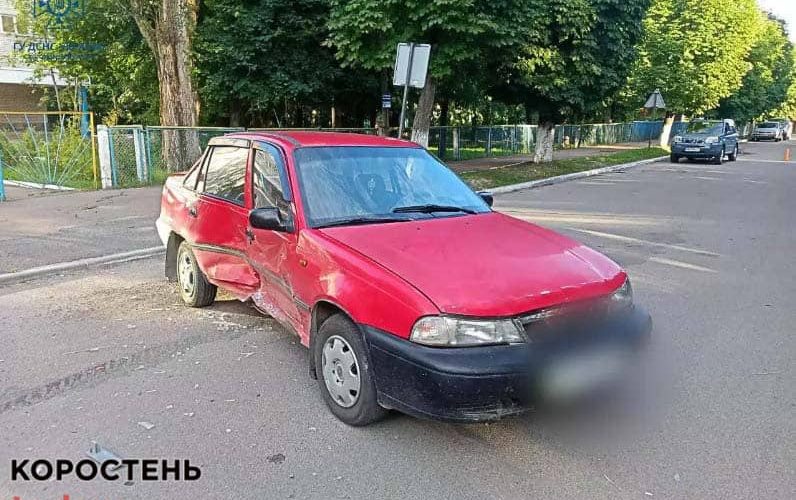 У Народичах зіштовхнулись дві автівки: рятувальники деблокували людину з машини