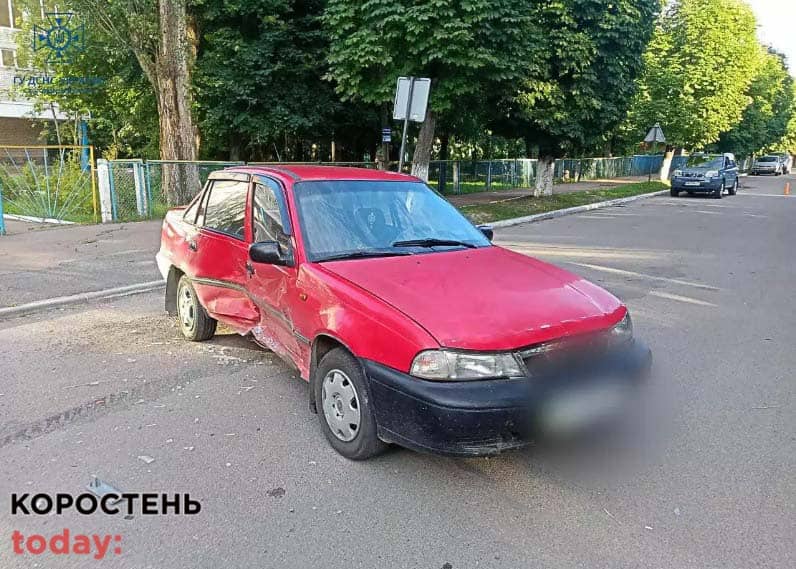 У Народичах зіштовхнулись дві автівки: рятувальники деблокували людину з машини