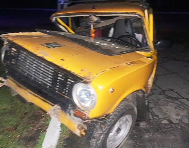 У селі Олевської громади ВАЗ врізався у припарковану Toyotа: постраждав 17-річний пасажир