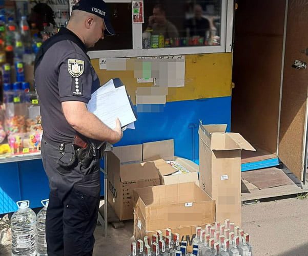 На ринку в Коростені поліція провела рейд: в одному з кіосків жінка продавала алкоголь та цигарки без дозвільних документів