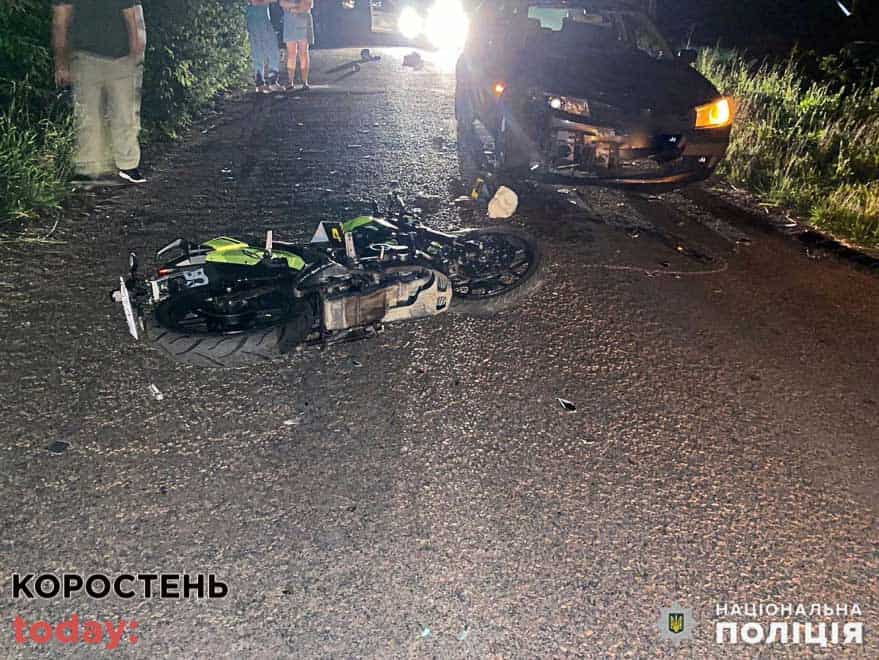 У селі неподалік Коростеня зіштовхнулися Renault та мотоцикл: постраждали двоє юнаків (ВІДЕО)