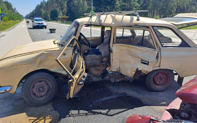 На Малинщині водій “Москвича” під час повороту зіштовхнувся з Mazda: є травмований