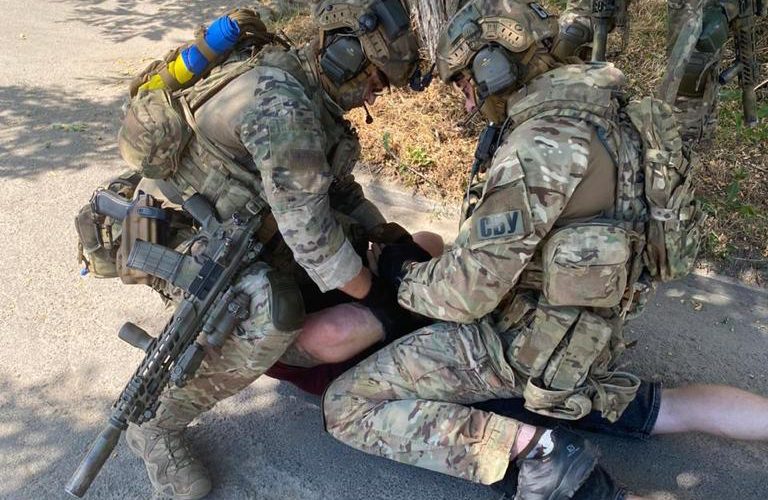 На Житомирщині затримали рекетирів, які “вибивали” з військового неіснуючий борг та погрожували вбити вагітну дружину