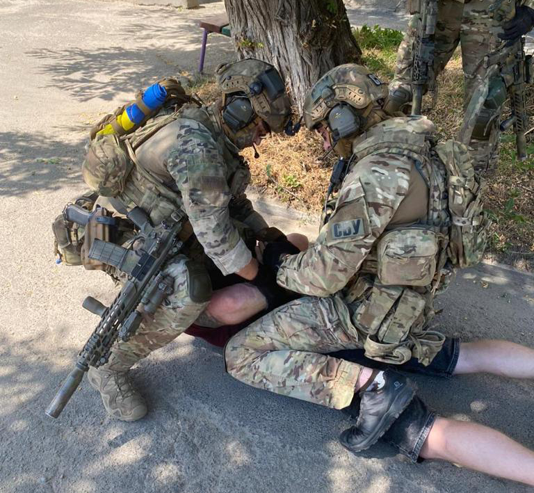 На Житомирщині затримали рекетирів, які “вибивали” з військового неіснуючий борг та погрожували вбити вагітну дружину