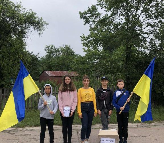 І в спеку, і в дощ – на Олевщині учні Дружбівського ліцею зібрали 48 тис. грн для ЗСУ