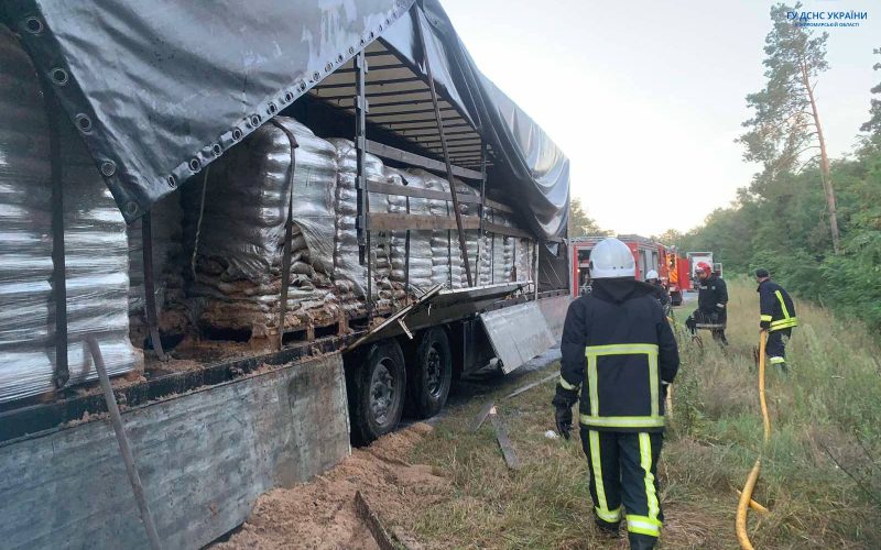 Поблизу одного з сіл Коростенського району горів причіп вантажівки, що перевозила твердопаливне пальне