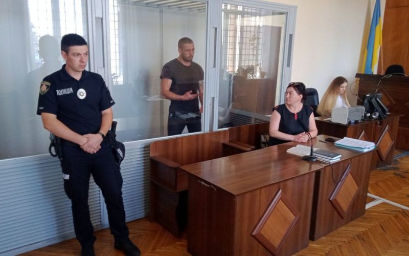 У Житомирі 8-х учасників злочинної групи, підозрюваних у вимаганні від військовослужбовця «боргів», взято під варту без застави