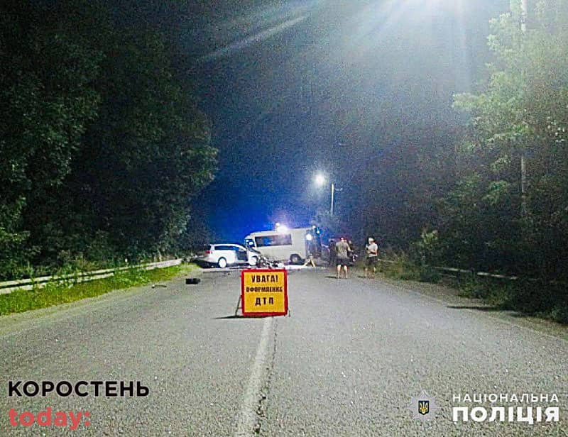 На Житомирщині мікроавтобус зіткнувся з легковиком, постраждали семеро людей