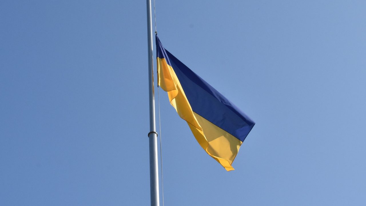 На території Коростенської лікарні бійці ТрО підняття синьо-жовтого стяга