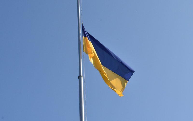 На території Коростенської лікарні бійці ТрО підняття синьо-жовтого стяга