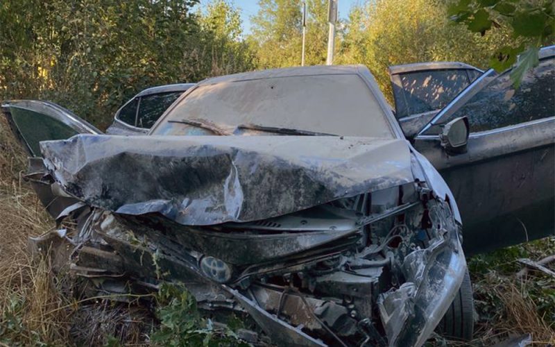 На трасі біля Малина Toyota зʼїхала у кювет та перекинулася: двоє травмованих
