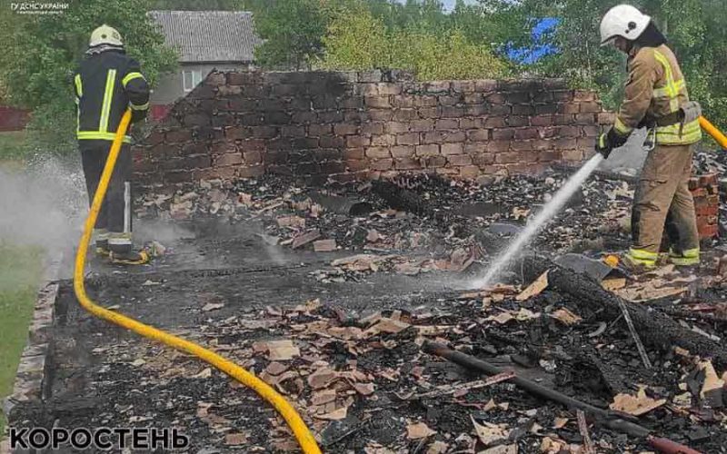 Залишив сковорідку з олією на плиті – у селі на Овруччині горів будинок на двох господарів