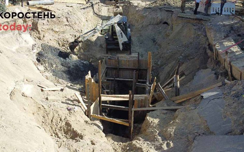 У Коростені на Грушевського комунальники почали засипати трубу на рівні 10-ти метрів