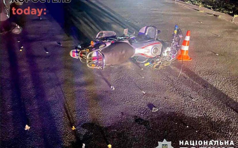 В Олевську мотоцикліст врізався в КІА, що стояв на парковці: водій двоколісника був напідпитку (ФОТО)