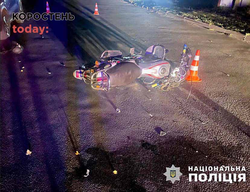 В Олевську мотоцикліст врізався в КІА, що стояв на парковці: водій двоколісника був напідпитку (ФОТО)