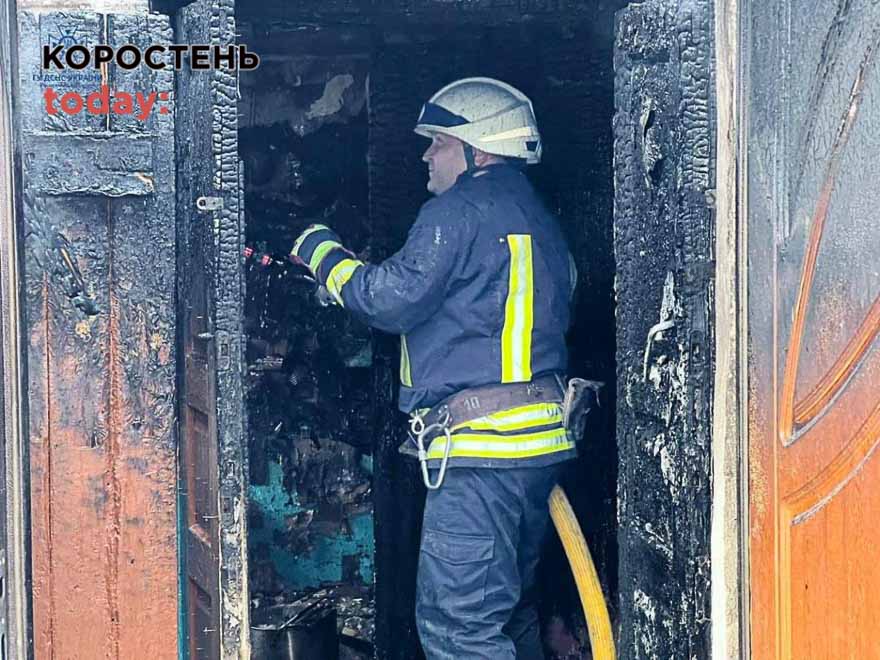 Підгоріла їжа і вогонь перекинувся на витяжку – рятувальники в Малині ліквідували пожежу у двоповерховому будинку