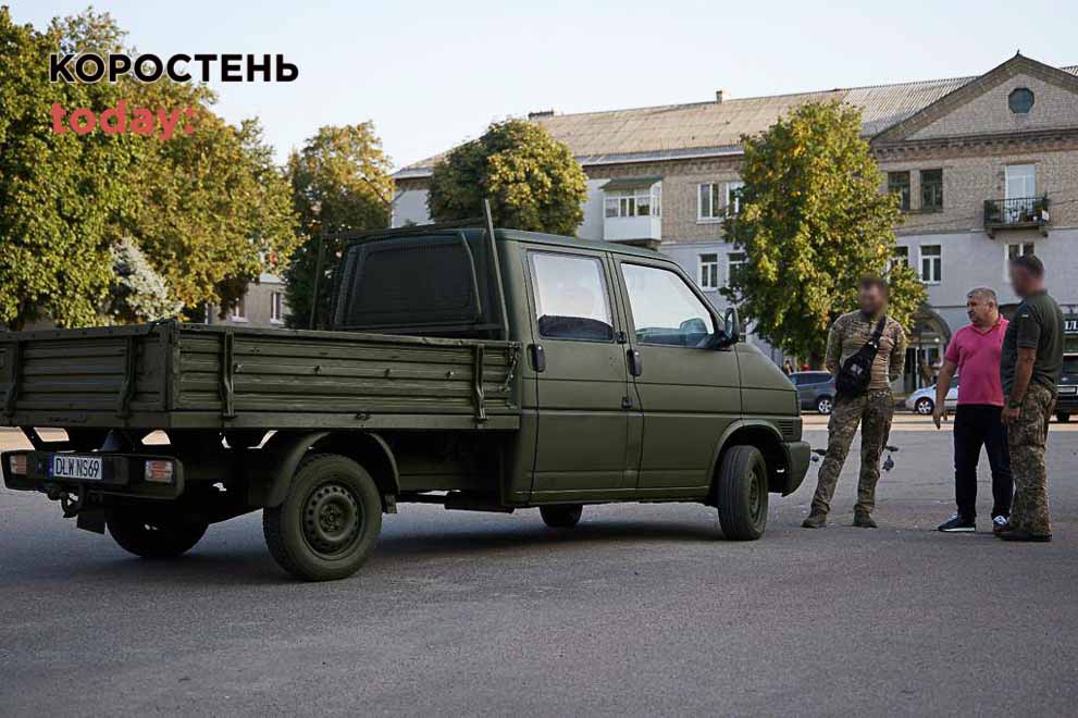 Олевськ загалом передав військовим ЗСУ 35 автівок