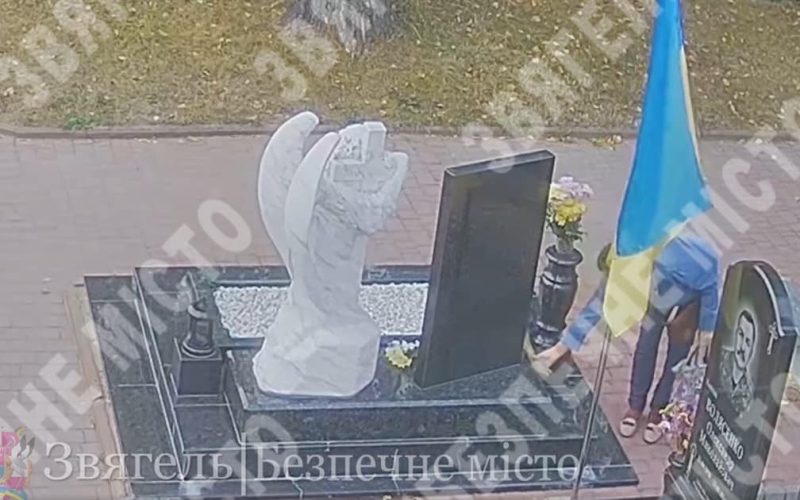 На Житомирщині жінка крала квіти з могил військових та робила з них букети на продаж