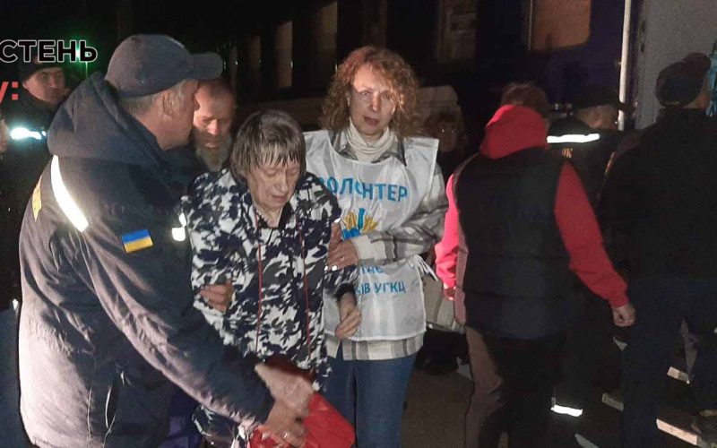 На Житомирщині зустріли переселенців з Донеччини, десять з них розмістять у геріатричних пансіонатах Коростеня та Житомира
