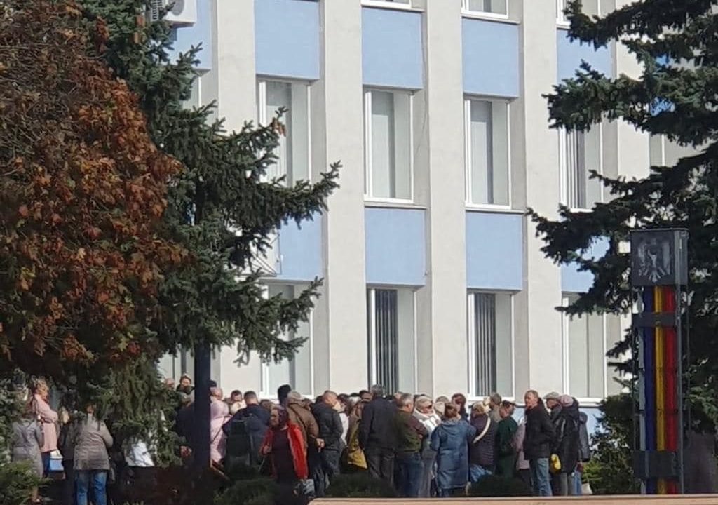 У Коростені біля міськради зібрались активісти: обговорювали чорнобильські питання