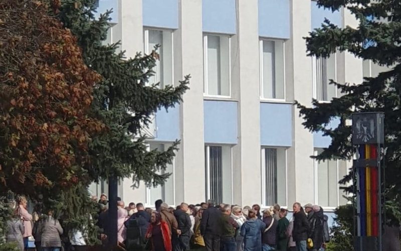 У Коростені біля міськради зібрались активісти: обговорювали чорнобильські питання