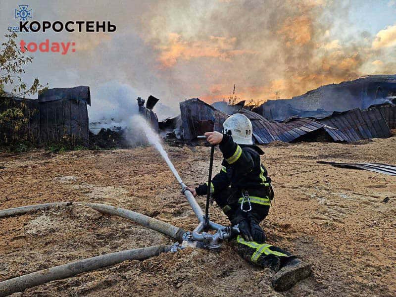 У Малині під час гасіння пожежі в ангарі пролунав вибух (ФОТО)