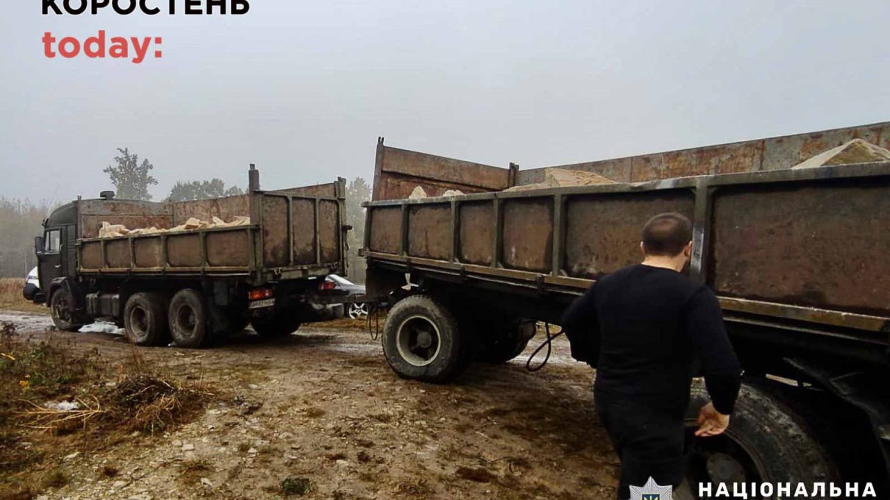 На Олевщині поліцейські зупинили КАМАЗ з двома причепами: водій перевозив 14 тонн каменю без документів